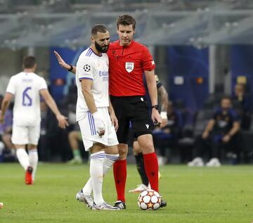 Karim Benzema y el ¨¢rbitro alem¨¢n Daniel Siebert.