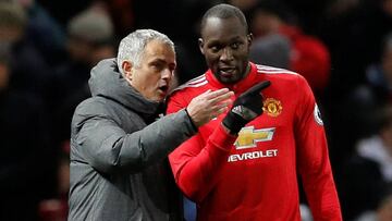 Romelu Lukaku y Jos&eacute; Mourinho, durante un partido del Manchester United.