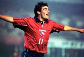 Sebastián González fue titular en Perú 2004, con Juvenal Olmos en la banca. Anotó frente a Paraguay y desperdició un penal frente a Brasil. Aquella selección no pasó primera ronda.