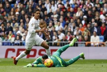 Error clamoroso de Varane en la entrega a Keylor Navas que aprovecha Eraso para conseguir el tanto del empate.