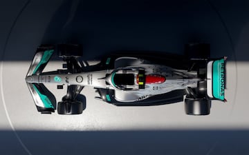 La escudería alemana presentó el monoplaza que pilotarán Lewis Hamilton y George Russell. Destaca el color plateado del bólido. Vuelven las flechas de plata a la F1.