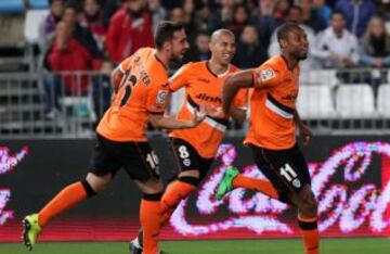 0-1. Keita celebra el primer gol con sus compañeros.