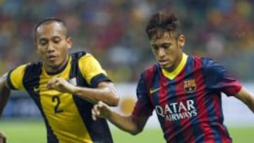 El brasileño Neymar disputa un balón en el amistoso ante el combinado de Malasia.