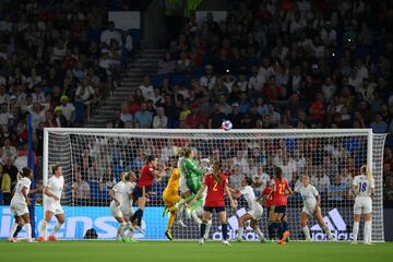 Sandra Paños sube a rematar un corner en el minuto 120 de la prórroga.