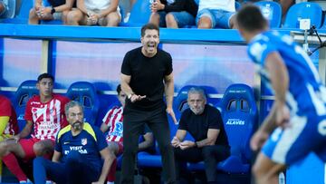 VITORIA, 30/08/2025.- El entrenador del Atlético de Madrid Diego Simeone durante el partido de la tercera jornada de LaLiga que Deportivo Alavés y Atlético de Madrid disputan este sábado en el estadio de Mendizorroza. EFE/Adrián Ruiz