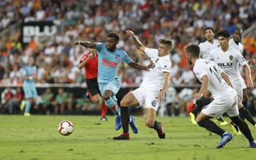 Lemar y Gabriel Paulista.