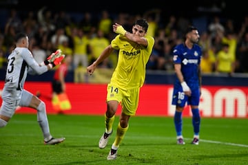 VILLARREAL (CASTELLÓN), 20/10/2024.- El centrocampista del Villarreal Santi Comesaña celebra tras marcar ante el Getafe, durante el partido de la décima jornada de LaLiga EA Sports que Villarreal CF y Getafe CF disputan este domingo en el estadio de la Cerámica. EFE/Andreu Esteban
