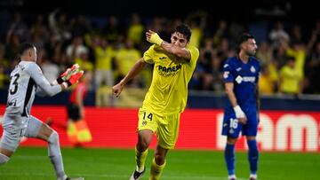 VILLARREAL (CASTELLÓN), 20/10/2024.- El centrocampista del Villarreal Santi Comesaña celebra tras marcar ante el Getafe, durante el partido de la décima jornada de LaLiga EA Sports que Villarreal CF y Getafe CF disputan este domingo en el estadio de la Cerámica. EFE/Andreu Esteban