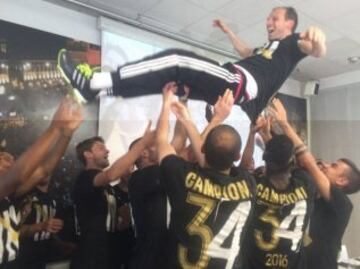 Juventus se baña en champán y celebra título 34º de su historia