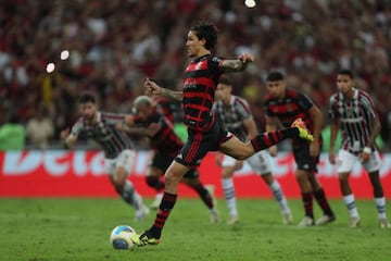 Este domingo se jugó una nueva edición del 'FlaFlu'. En la imagen, Pedro Guilherme está por patear el penal que significó el 1-0 final para Flamengo. Mientras el 'Fla' es líder indiscutido del Brasileirao 2024, Fluminense se encuentra en el último puesto de la clasificación.