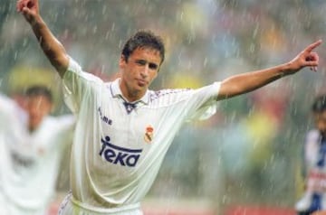 Raúl vive su gol bajo una intensa lluvia