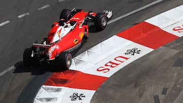 Vettel con el Ferrari en Mónaco.