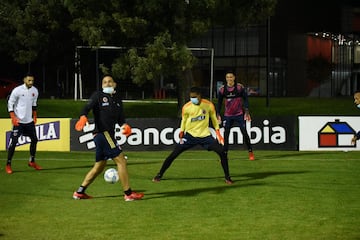 El técnico de la Selección trabajó alrededor de dos horas con los 15 disponibles, realizaron activación física y también hubo actividad con pelota para empezar a consolidar aspectos tácticos de lo que será el funcionamiento del equipo ante los uruguayos.