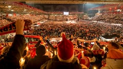 Como ya es tradición desde 2002, los aficionados del Unión Berlín se reúnen cada víspera del día de Navidad para cantar villancicos. En esta ocasión, el estadio Alte Försterei, sede del club alemán, fue iluminado con más de 30.000 velas correspondientes a otras tantas personas que abarrotaron las gradas y el terreno de juego.