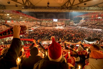 Como ya es tradición desde 2002, los aficionados del Unión Berlín se reúnen cada víspera del día de Navidad para cantar villancicos. En esta ocasión, el estadio Alte Försterei, sede del club alemán, fue iluminado con más de 30.000 velas correspondientes a otras tantas personas que abarrotaron las gradas y el terreno de juego.