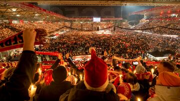 Como ya es tradición desde 2002, los aficionados del Unión Berlín se reúnen cada víspera del día de Navidad para cantar villancicos. En esta ocasión, el estadio Alte Försterei, sede del club alemán, fue iluminado con más de 30.000 velas correspondientes a otras tantas personas que abarrotaron las gradas y el terreno de juego.