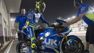 Andrea Iannone encima de la Suzuki en el test de Qatar.