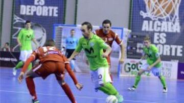 Ricardinho conduce el bal&oacute;n en un ataque del Inter.