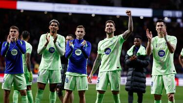 Soccer Football - Copa del Rey - Semi Final - Second Leg - Atletico Madrid v FC Barcelona - Metropolitano, Madrid, Spain - April 2, 2025 FC Barcelona's Robert Lewandowski, FC Barcelona's Fermin Lopez, FC Barcelona's Ronald Araujo and FC Barcelona's Inigo Martinez celebrate after the match REUTERS/Juan Medina