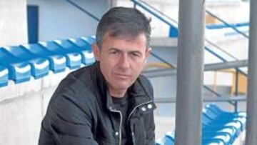 <b>REFLEXIVO. </b>Lucas Alcaraz, en el banquillo albiazul.