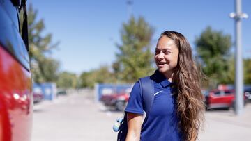 Estefanía Banini, del Atlético, antes de subirse al autobús del equipo.