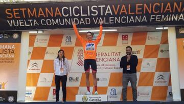 La alemana Clara Koppenburg celebra su victoria y liderato en el podio.