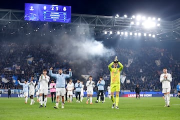 Los jugadores del Real Madrid celebran la victoria tras terminar el encuentro.