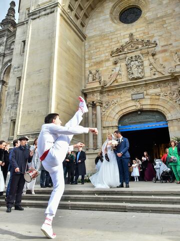 Los recién casados se encontraron a la salida de la Basílica un dantzari que bailó el aurresku, baile tradicional vasco, como homenaje hacia la feliz pareja.