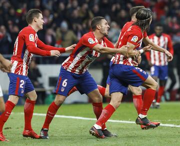 Filipe Luis celebra el 1-1.