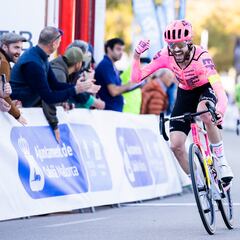 La Challenge se tiñe de rosa con la victoria del británico Simon Carr