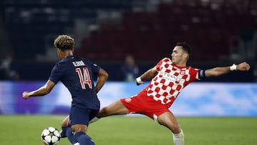 Paris (France), 18/09/2024.- Desire Doue (L) of PSG in action against Arnau Martinez (R) of Girona during the UEFA Champions League soccer match between Paris Saint-Germain and Girona FC in Paris, France, 18 September 2024. (Liga de Campeones, Francia) EFE/EPA/YOAN VALAT