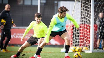 17-04-25. DANI QUEIPO Y NACHO MÉNDEZ, EN EL ENTRENAMIENTO DEL SPORTING EN MAREO.