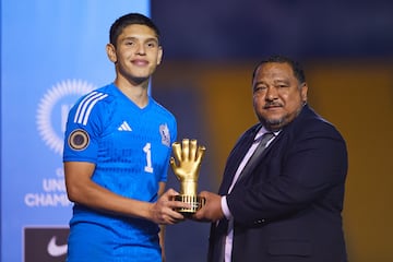 Norberto Bedolla de Mexico recibe el Premio a Guante de Oro