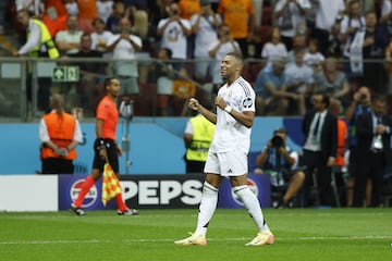 67 minutos, eso es lo que ha tardado Kylian Mbappé en marcar su primer gol como jugador del Real Madrid. Lo intentó primero Vinicius, pero no lo logró por poco. Lo buscó después Bellingham, que sí llegó a conectar con el francés, que recibió del inglés, amagó al rival y clavó un disparo a la mismísima escuadra. Qué forma de estrenarse.