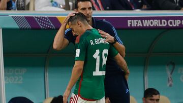 Andrés Guardado pide su cambio en el partido contra Argentina