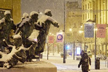 El monumento al encierro cubierto de nieve en Pamplona, Navarra. La Agencia Estatal de Meteorología (Aemet) mantiene la alerta naranja por acumulación de nieve en Navarra. Pamplona ha amanecido cubierta por una capa de unos cinco a diez centímetros de nieve, espesores que aumentan en el norte y son mucho mayores hacia el Pirineo, donde se llega a superar los 55 centímetros. A primera hora de la mañana se han sucedido dificultades para circular por numerosas vías.