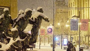 Una estatua cubierta de nieve, a 19 de enero de 2023, en Pamplona, Navarra (España). La Agencia Estatal de Meteorología (Aemet) mantiene la alerta naranja por acumulación de nieve en Navarra. Pamplona ha amanecido cubierta por una capa de unos cinco a diez centímetros de nieve, espesores que aumentan en el norte y son mucho mayores hacia el Pirineo, donde se llega a superar los 55 centímetros. A primera hora de la mañana se han sucedido dificultades para circular por numerosas vías.
19 ENERO 2023;NIEVE;ALERTA;NARANJA;ESPESOR;CENTÍMETROS;CIRCULACIÓN;NEVADAS;ACUMULACIÓN;VÍAS
Eduardo Sanz / Europa Press
19/01/2023