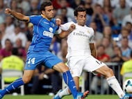 Pedro León disputa un balón con el actual entrenador del Real Madrid, Álvaro Arbeloa, en un partido con el Getafe en septiembre de 2013.