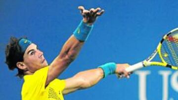 <b>AL SAQUE EN FLUSHING MEADOWS. </b>Rafa Nadal se dispone a sacar en el partido que disputó contra Nicolás Almagro y en el que sufrió molestias en los abdominales altos.