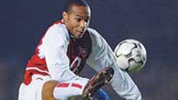 <b>UN VENDAVAL DESATADO.</b> En Elland Road, Henry pasó por encima del Leeds y de su defensa Richardson.