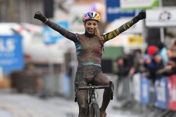 La ciclista francesa Pauline Ferrand Prevot celebra su victoria en el paso de meta en la carrera de cyclo cross en Overijse, Bélgica.