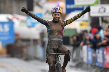 La ciclista francesa Pauline Ferrand Prevot celebra su victoria en el paso de meta en la carrera de cyclo cross en Overijse, B¨¦lgica.