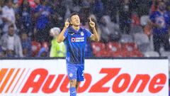 AME3679. CIUDAD DE M&Eacute;XICO (M&Eacute;XICO), 31/10/2021.- Roberto Alvarado de Cruz Azul festeja el gol anotado hoy, durante un juego de la jornada 16 del Torneo Apertura 2021 de la Liga MX del f&uacute;tbol mexicano en el estadio Azteca de la Ciudad 