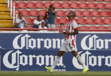 Los dos futbolistas del Necaxa fueron detenidos por haber golpeado a un joven, al que lo mandaron al hospital.