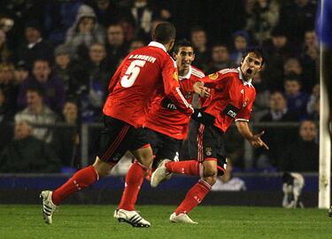 Con el Benfica, en cambio, logró aumentar sus registros goleadores, además de convertirse también en uno de los máximos asistentes del equipo año tras año. En Lisboa formó una dupla letal con ‘Pablito’ Aimar consagrándose como el mejor jugador de la Superliga Portuguesa en la temporada 09/10.
