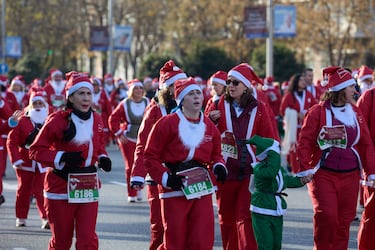 Varias personas durante la XIII Carrera de Papá Noel, a 22 de diciembre de 2024, en Madrid (España).