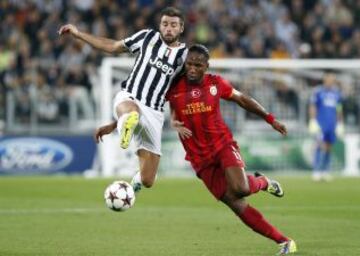 Andrea Barzagli de la Juventus con Didier Drogba del Galatasaray.