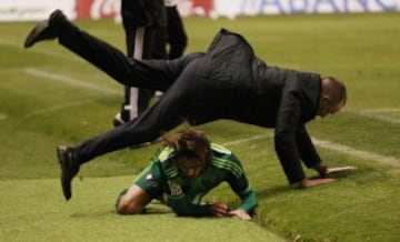 Larrivey y Víctor Fernández.