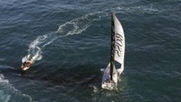 El velero Hugo Boss tripulado por el español Pepe Ribes y el británico Alex Thomson, en la Barcelona World Race.