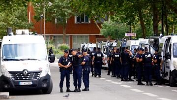 Paris 2024 Olympics - Football - Men's Group D - Mali vs Israel - Parc des Princes, Paris, France - July 24, 2024. General view of police officers outside the stadium before the match. REUTERS/Abdul Saboor